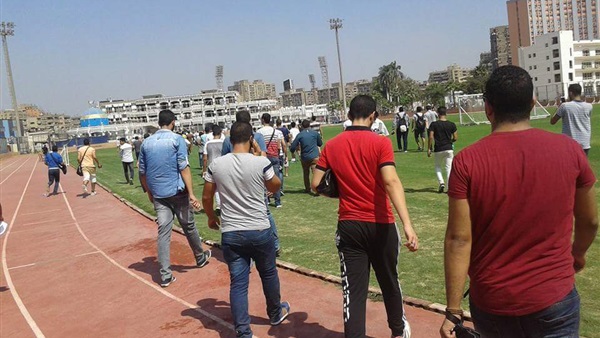 مشجعو القلعة البيضاء داخل النادي للحصول علي تذاكر مباراة الغد