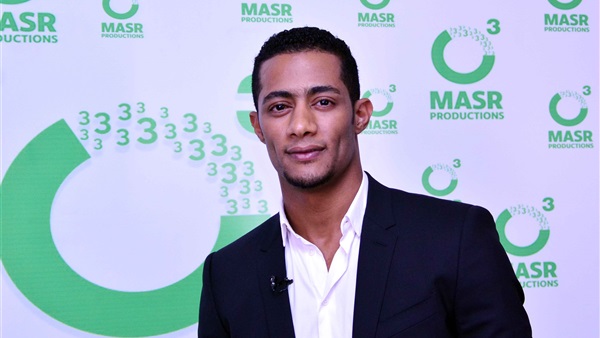 بالفيديو.. محمد رمضان يغلق شارع الهرم
