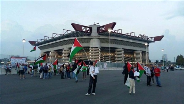 جماهير الإنتر تدخل الملعب بأعلام فلسطين لمواجهة الفريق الصهيوني