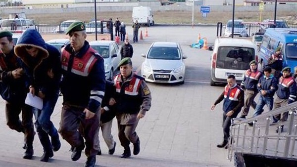 الشرطة تجلي عائلات مهاجرين من أرصفة باريس