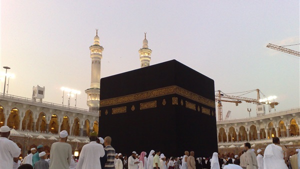 إمام الحرم المكي يطالب جموع المسلمين بالتمسك بوحدتهم لدرء الفتن