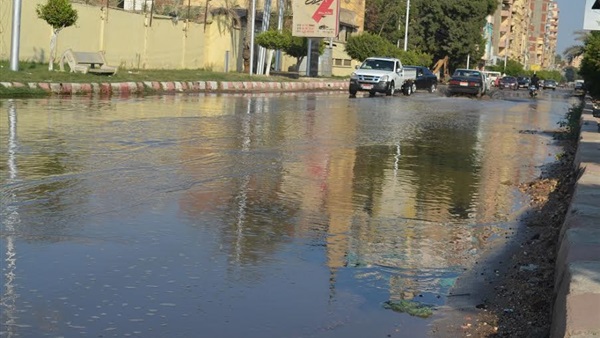 بالصور.. شلل مروري بطنطا نتيجة انفجار خط المياه