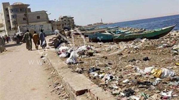 بالصور.. شواطئ بحيرة قارون بالفيوم تمتلىء بأكوام القمامة
