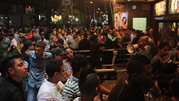 حرب الإيرادات بين تزويرالأرقام وشراء التذاكر