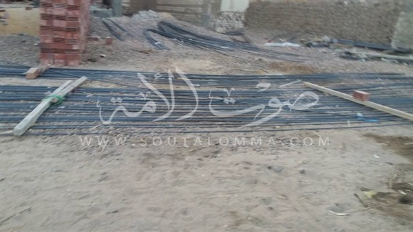 بالصور.. وقف بناء مدرسة إعدادية تثير غضب أهالى بنى مزار