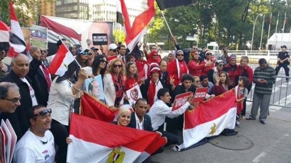 مئات من أبناء الجالية بالولايات المتحدة يحتشدون لدعم السيسى 
