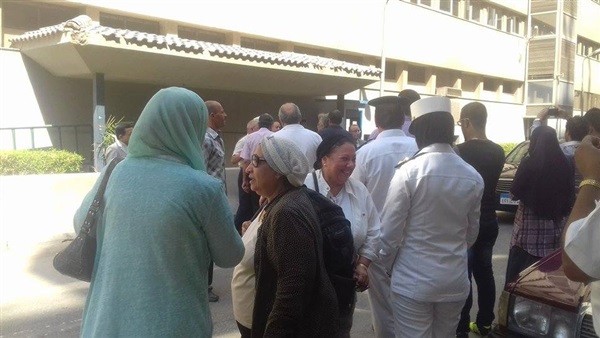 بالصور.. تواجد الشرطة النسائية أمام «الوزراء» تزامنًا مع وقفة الأطباء 
