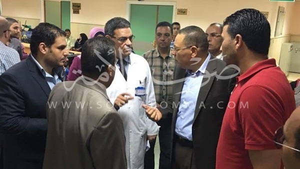 بالصور.. رئيس جامعة القناة يتفقد فعاليات اليوم الخيري للمستشفى التخصصي