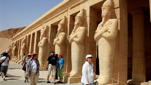 1080 سائحا يزورون المناطق الأثرية بالأقصر