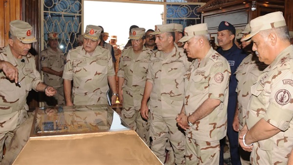 بالصور.. صدقي صبحي يلتقي برجال القوات المسلحة بنطاق الجيوش والأفرع