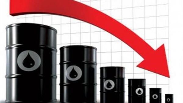 النفط يهبط بفعل مخزونات الخام الأمريكية