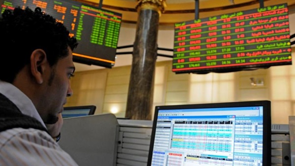 تراجع مؤشر البورصة الرئيسي بمنتصف التعاملات بسبب «مبيعات المصريين»