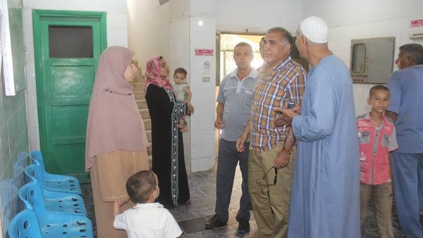 بالصور.. مساعد محافظ كفر الشيخ يتفقد القري ويحول 9 أطباء للحقيق بدسوق