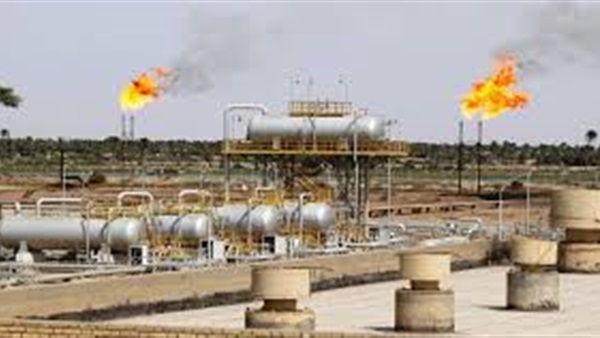 ارتفاع النفط مع تراجع الدولار وانخفاض مخزونات الخام الأميركية