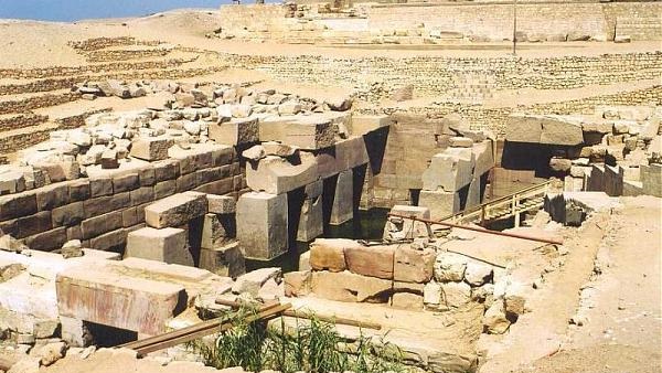 وفد سياحي بريطاني يزور منطقة أبيدوس الأثرية بسوهاج
