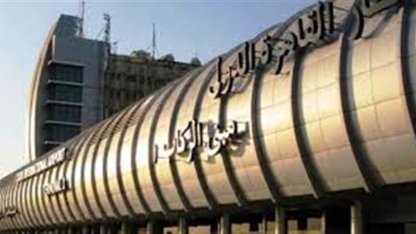 سلطات مطار القاهرة تحبط محاولة راكب تهريب 31ألف دولار لأبو ظبي