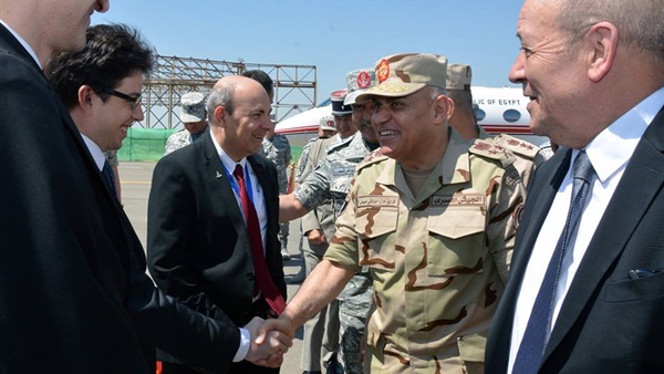 وزير الدفاع ونظيره الفرنسى يتفقدان عددا من الوحدات البحرية