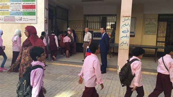 بالصور.. «نائب المرج» يتفقد العملية الدراسية في أول أيامها 