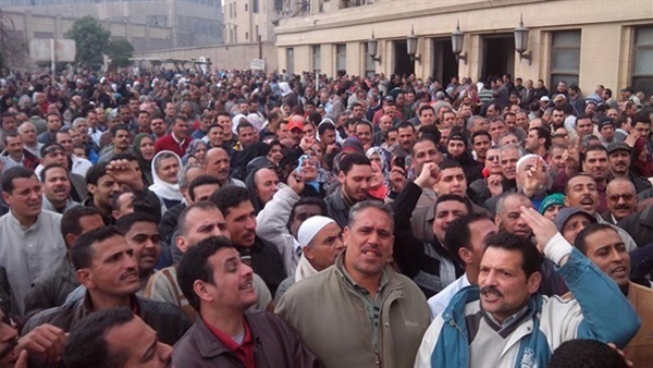 بالفيديو.. وقفة احتجاجية لـ«متضرري التأمين الصحي» أمام مستشفى حدائق حلوان 
