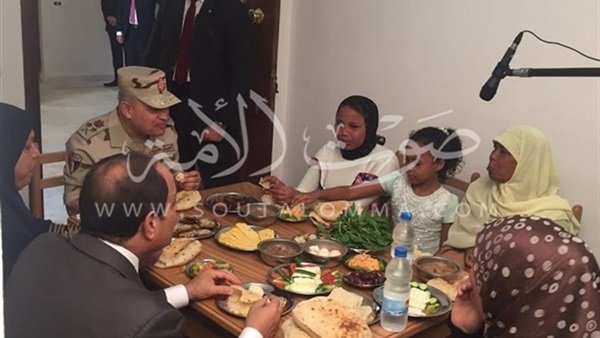 بالصور.. رؤساء مصر في ضيافة الغلابة.. «عبد الناصر» يرتوي من «القلة» مع رجال بسطاء.. «مبارك» يتناول الشاي في قرية وخلفه الترعة.. و«السيسي» يأكل الجبن والبيض مع أسرة «غيط العنب»