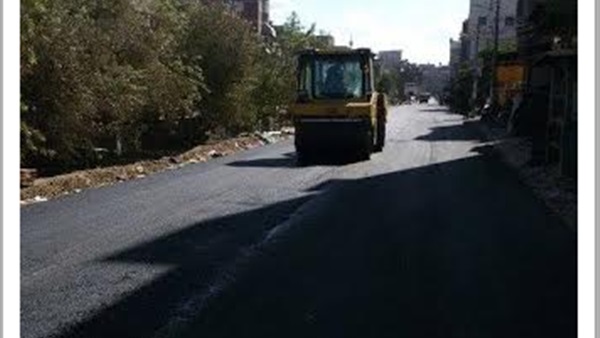 بالصور.. طرق دمياط تستكمل تطوير «عزبة البرج»