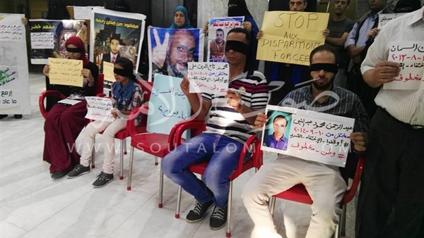 بالصور.. وقفة احتجاجية لرابطة أسر المختفين قسريا داخل «الصحفيين» 