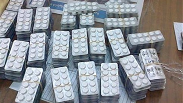 «مطار القاهرة» يضبط مصري حاول تهريب 35 شريطًا مخدرًا 