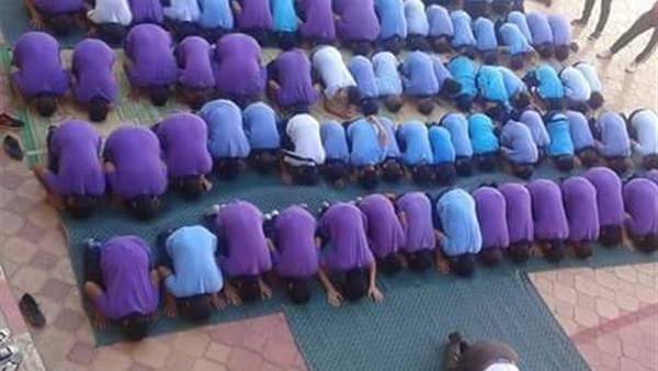 مدرسة ببورسعيد تقيم صلاة الظهر جماعة بفناء المدرسة 