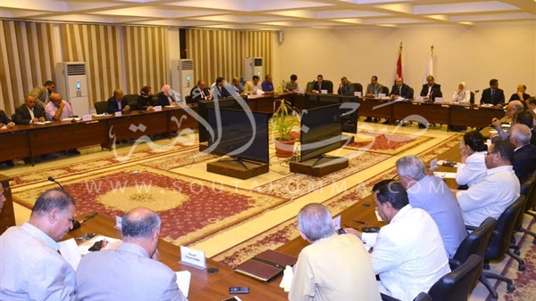 بالصور.. محافظ بني سويف و11 نائباً يبحثون الحلول العاجلة للمواطنين 