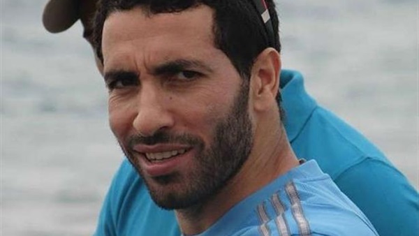 «أبو تريكة» يعزي أيمن أشرف في وفاة والدته وشقيقته