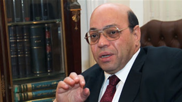 شاكر عبدالحميد يفتتح معرض «نساء من مصر» لإيناس الهندي 