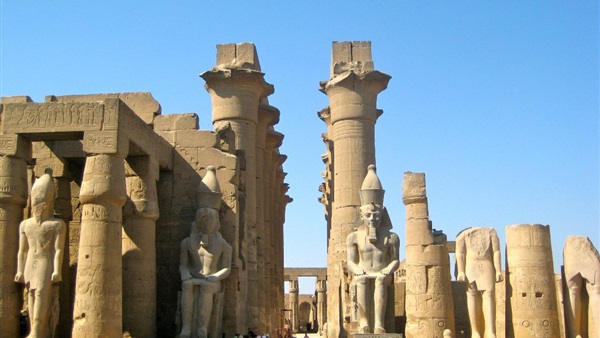 أهالى الاقصر يعودون إلى العصر الحجرى من جديد 
