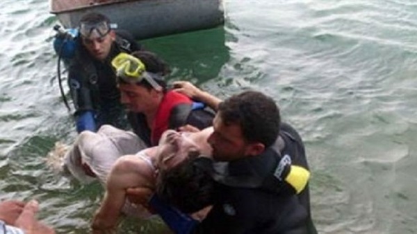 ناجٍ من مركب رشيد يفجر مفاجأة جديدة بشان الحادث