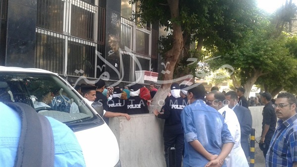 بالصور.. وقفة احتجاجية لطلاب معاهد التمريض أمام «التعليم العالى»