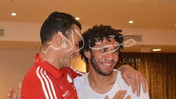 بالصور.. نجوم وجهاز المنتخب يستقبلون «صلاح والنني وكوكا» بالأحضان