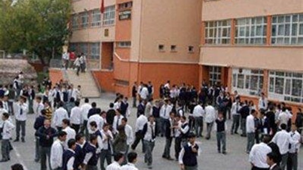 مدرس يعتدي بالضرب علي طالبة.. والمدير: «أصله مريض نفسي»