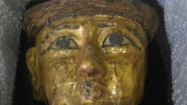 الآثار: مواطن مصري فرنسي يسلم الوزارة قناعا أثريا وإيداعه بالمتحف