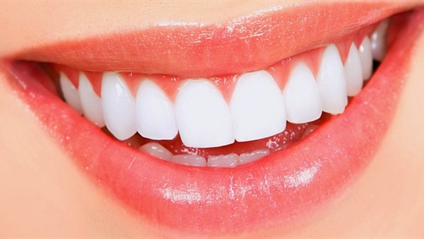10 أطعمة تجنبها للحصول على أسنان بيضاء 