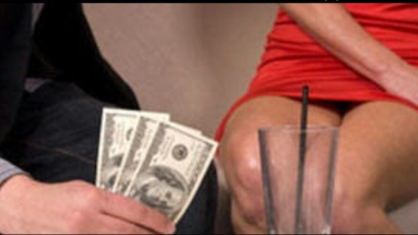 القبض على ساقطة متلبسة بممارسة الرذيلة مع 3 خليجيين بالمهندسين