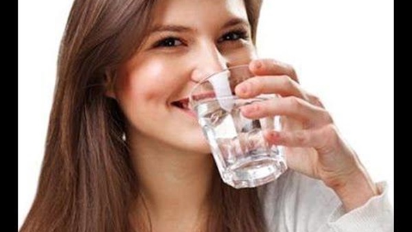 فوائد شرب المياه على معدة فارغة