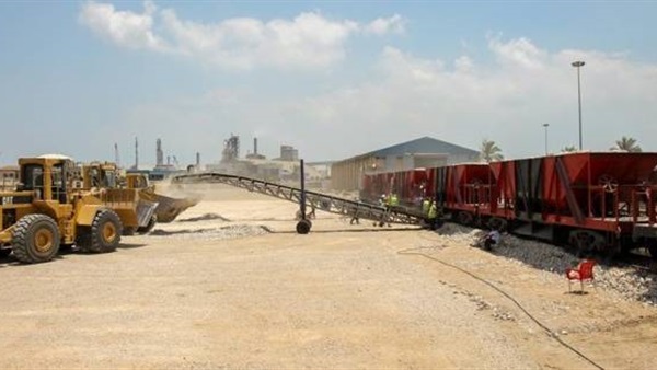 ميناء دمياط يستقبل 48 ألف طن ذرة