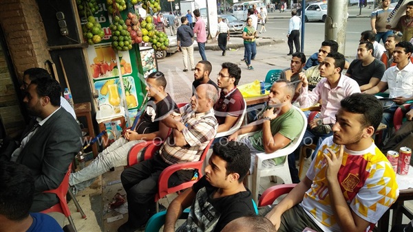 صور.. المواطنين يتوافدون على المقاهي لمتابعة مباراة الزمالك بنهائي أفريقيا