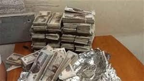 احباط تهريب ١٠٠ ألف جنيه داخل كيس ملوخية بمطار أسيوط