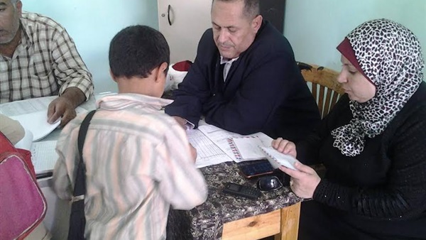 صور.. توزيع 6 آلاف جنيه على الطلاب غير القادرين بمطوبس