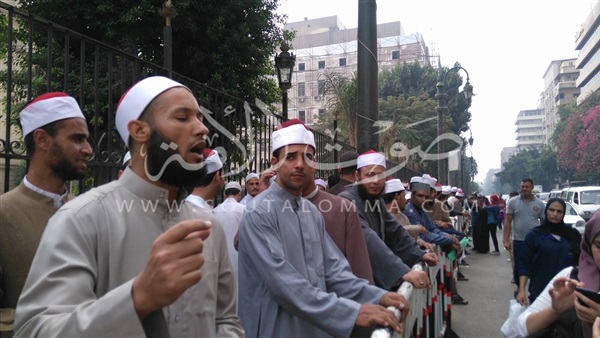 صور.. وقفة احتجاجية للخطباء أمام «النواب» للمطالبة بزيادة الأجور