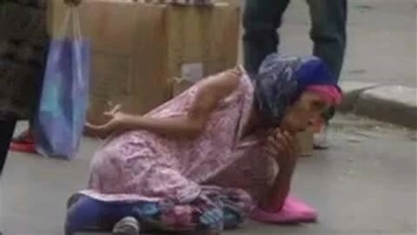 صور.. متسولة محترفة تثير الجدل على «فيس بوك» 