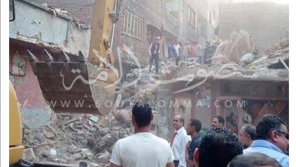 صور.. البحث عن مفقودين أسفل عقار الخليفة المنهار