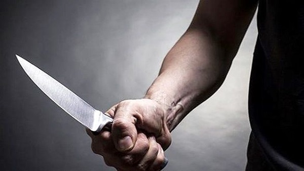 عامل يتهم مطلقته ونجليه بالشروع في قتله بطما