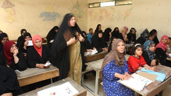 طلاب محو الأمية في الفيوم يطالبون باستكمال تعليمهم