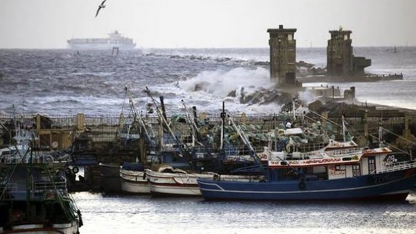 وفاة بحار وإنقاذ 3 بعد غرق مركب بترولي بخليج السويس